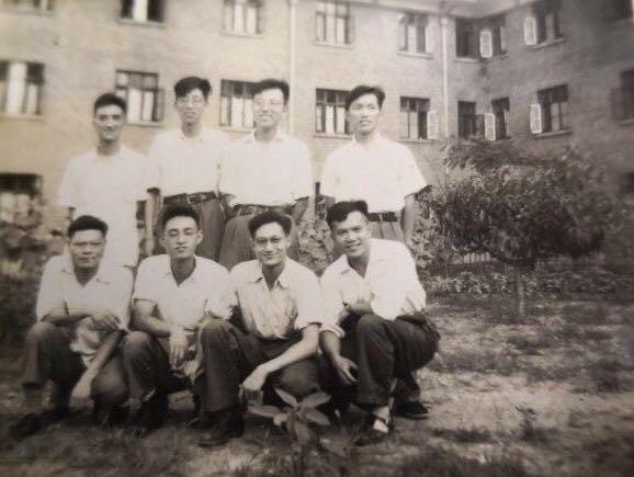 2  1950届电机工程系部分同学在执信西斋前合影（前排左三为计燕华）.jpg